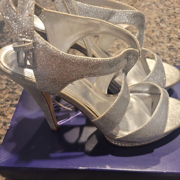 Silver Metaphor Heels Size 10 - Picture 4 of 4